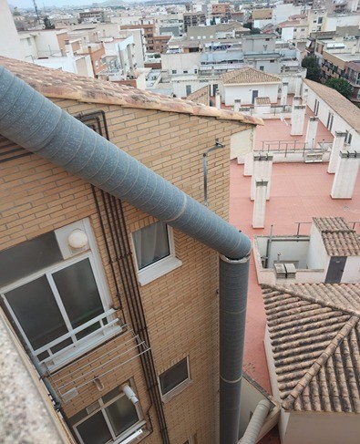 Recolocar tubo de extracción de humos de 400mm