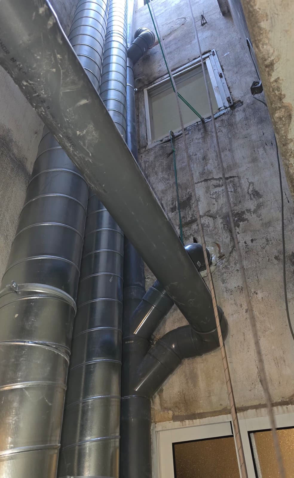 Cambio de bajantes de "WC" y colocacion de tubos de ventilacion de 200mm